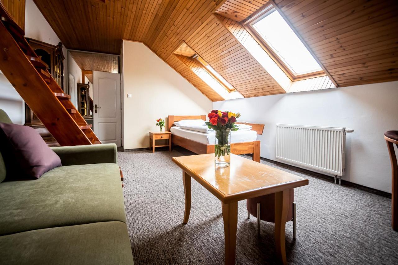 Hotel Squash Centrum Прьевидза Экстерьер фото