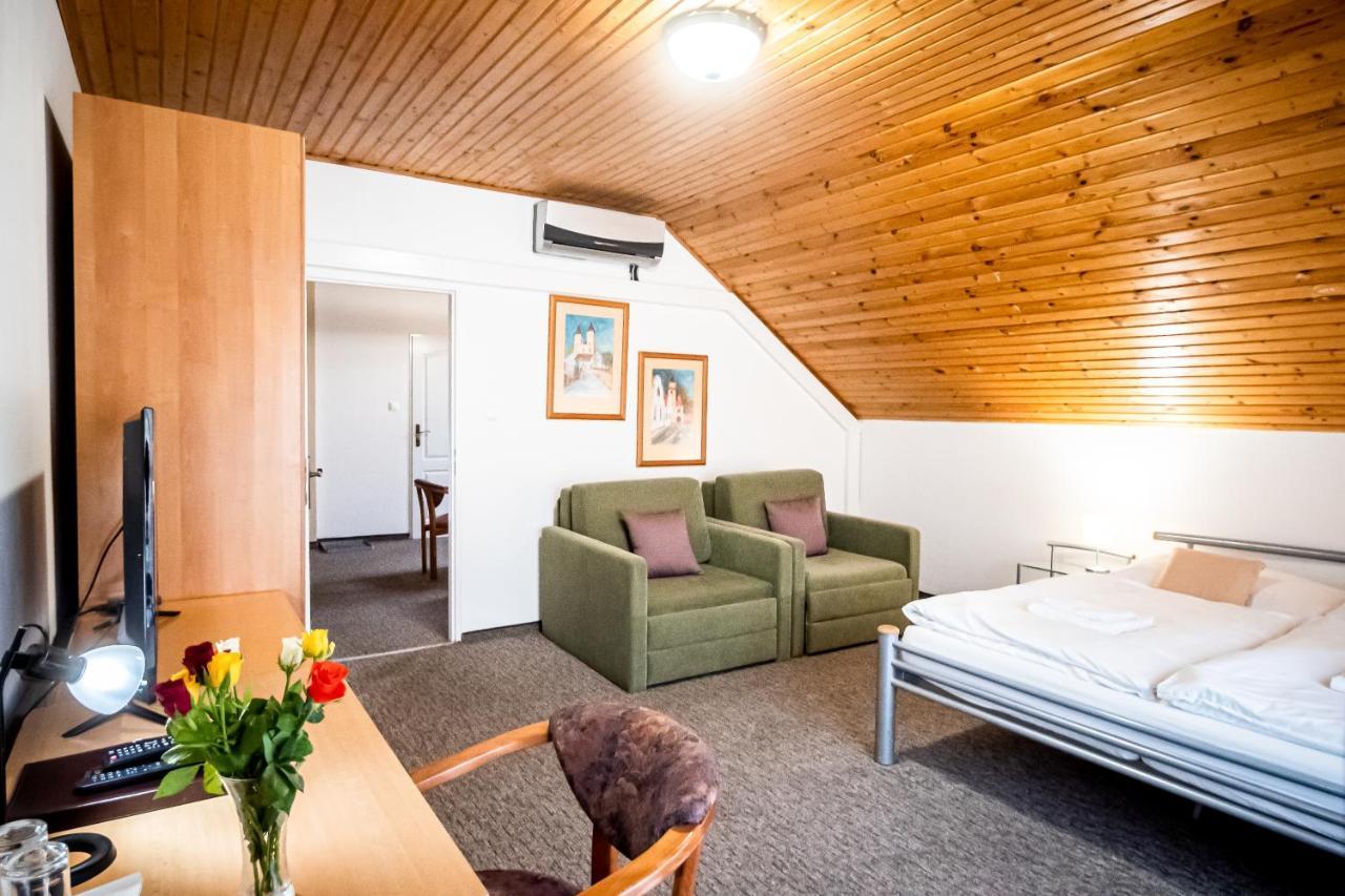 Hotel Squash Centrum Прьевидза Экстерьер фото