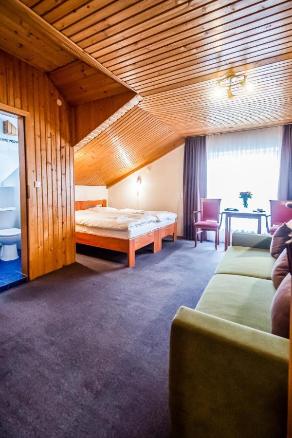 Hotel Squash Centrum Прьевидза Экстерьер фото