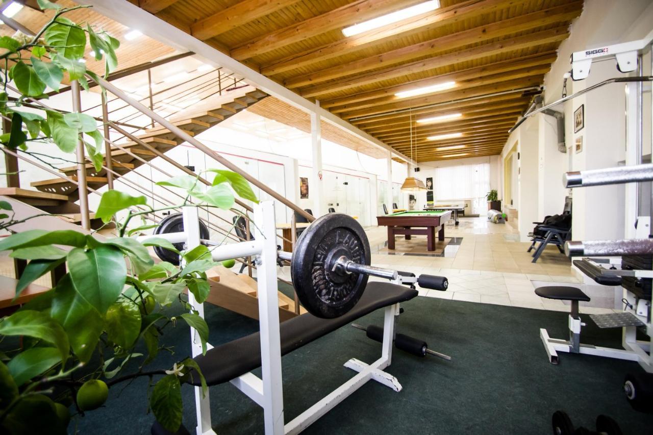 Hotel Squash Centrum Прьевидза Экстерьер фото